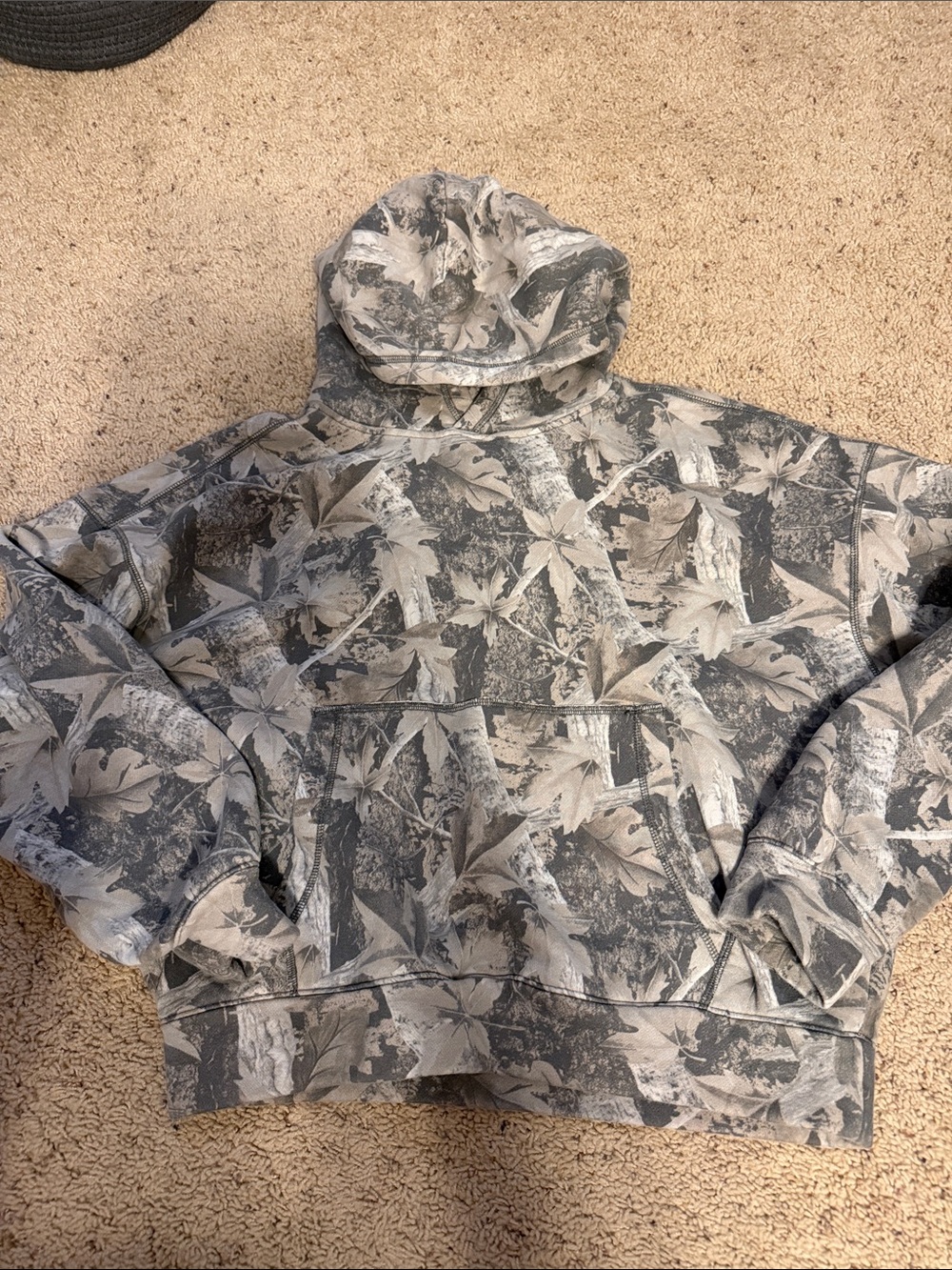 Hollister Men’s Leaf-Print Hooded Pullover in Gray and Cream